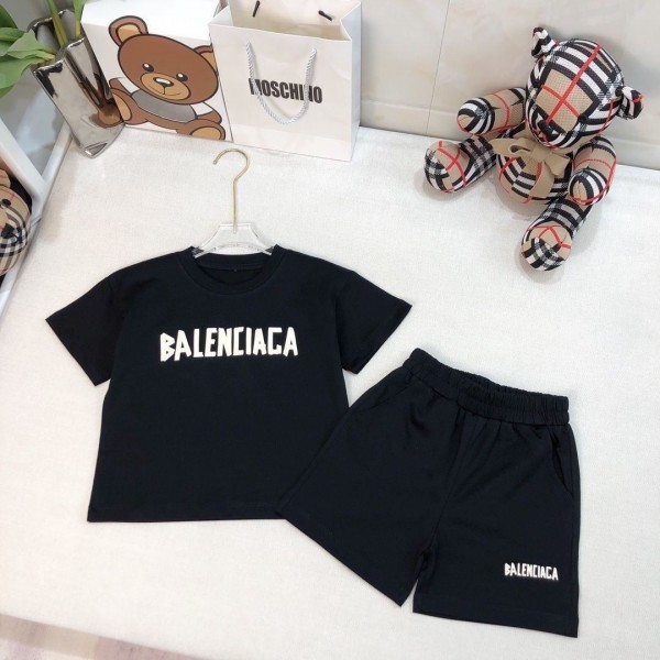 Balenciaga ハイブランド 子供の服 tシャツ半パンツ 上下セット 偽物 キッズ服 バレンシアガブランド 子供用tシャツ 高品質 ブランド 服 コピー 半袖シャツ 激安パロディ