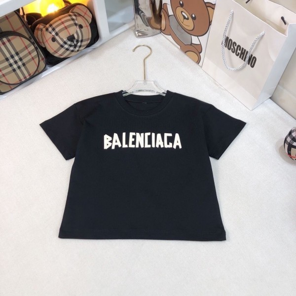 Balenciaga ハイブランド 子供の服 tシャツ半パンツ 上下セット 偽物 キッズ服 バレンシアガブランド 子供用tシャツ 高品質 ブランド 服 コピー 半袖シャツ 激安パロディ