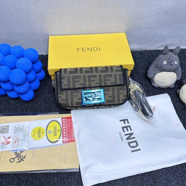 Fendi フェンディブランドショルダーバッグ女性斜め掛けカバンハイブランド肩掛けバッグブランド男女兼用ブランドミニバッグ