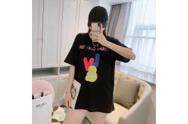 ブランドルイヴィトン tシャツとディオール ピアスとグッチ ベレー帽 春夏対策