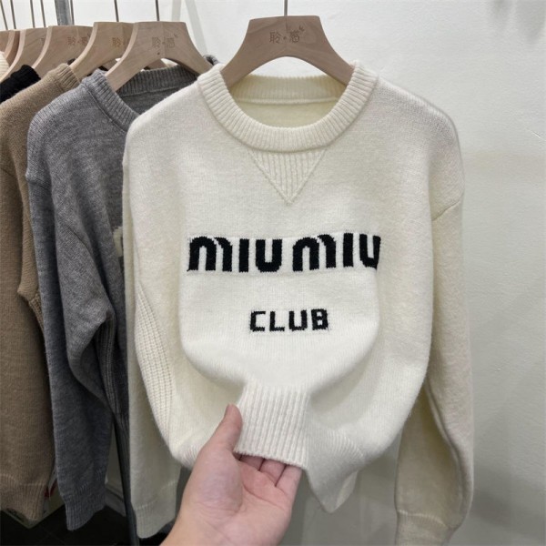 ミュウミュウ MiuMiu ブランド ニット セーター レディース 長袖 ドルマンスリーブ ボートネック LOGO リブ ストレッチ ゆったり 大きいサイズ 着瘦せ ストレッチ トップス 大人 おしゃれ カジュアル オフィス お出かけ 通学 春 秋