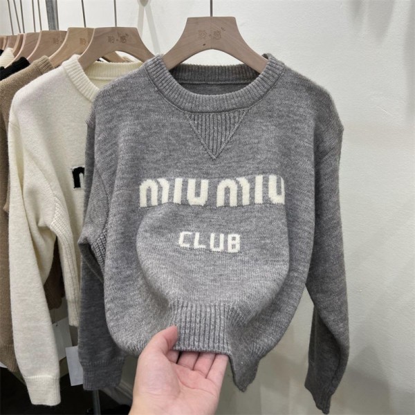 ミュウミュウ MiuMiu ブランド ニット セーター レディース 長袖 ドルマンスリーブ ボートネック LOGO リブ ストレッチ ゆったり 大きいサイズ 着瘦せ ストレッチ トップス 大人 おしゃれ カジュアル オフィス お出かけ 通学 春 秋