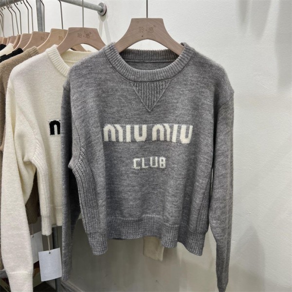 ミュウミュウ MiuMiu ブランド ニット セーター レディース 長袖 ドルマンスリーブ ボートネック LOGO リブ ストレッチ ゆったり 大きいサイズ 着瘦せ ストレッチ トップス 大人 おしゃれ カジュアル オフィス お出かけ 通学 春 秋